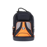 Mochila para herramientas Tradesman Pro™ de 36,8 cm en color negro con 39 bolsillos (No incluye herramientas).