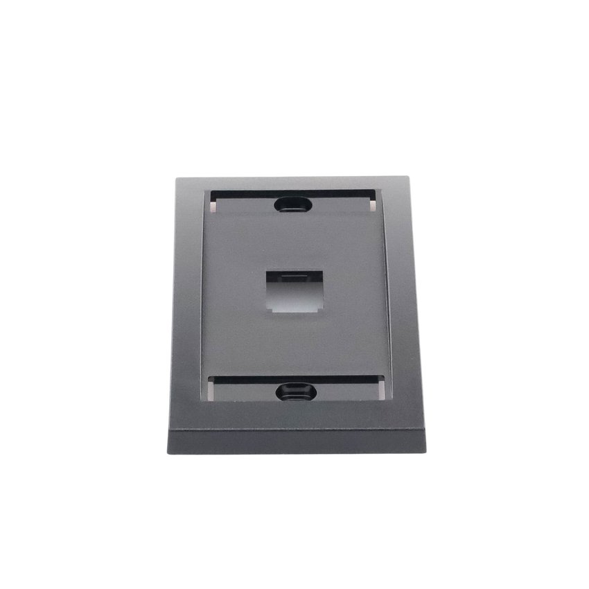 Placa de Pared Vertical Ejecutiva, Salida de 1 Puerto Mini-Com, Con Espacios Para Etiquetas, Color Negro