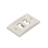 Placa de Pared Vertical Ejecutiva, Salida Para 4 Puertos Mini-Com, Con Espacios Para Etiquetas, Color Blanco Mate