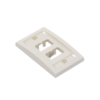 Placa de Pared Vertical Ejecutiva, Salida Para 4 Puertos Mini-Com, Con Espacios Para Etiquetas, Color Blanco Mate