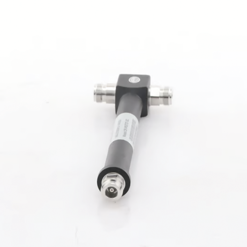Divisor de Potencia de Dos Vías/ Splitter para distribuir la señal hacia dos antenas/  698-2700 MHz