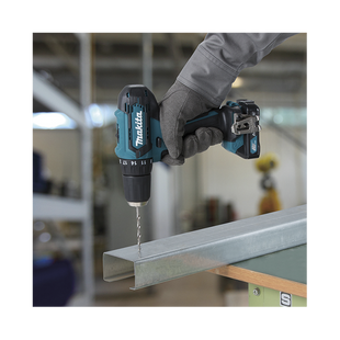 Atornillador broquero cambio rápido 3/8”.  2 baterías 12v de 1.5 amperes y cargador.