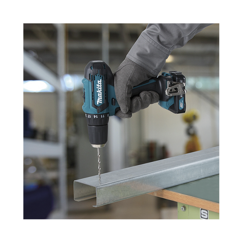 Atornillador broquero cambio rápido 3/8”.  2 baterías 12v de 1.5 amperes y cargador.