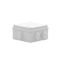 Caja Estanca de PVC Para Derivación y Conexión, 6 Entradas, Tapa Atornillada,100x100x50 mm (Área Interna), Uso Exterior IP55, Material que no Propaga el Fuego y Libre de Hálogenos