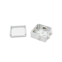 Caja Estanca de PVC Para Derivación y Conexión, 6 Entradas, Tapa Atornillada,100x100x50 mm (Área Interna), Uso Exterior IP55, Material que no Propaga el Fuego y Libre de Hálogenos