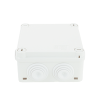 Caja Estanca de PVC Para Derivación y Conexión, 6 Entradas, Tapa con Tornillo de 1/4" de Vuelta, 100x100x50 mm (Área Interna), Uso Exterior IP55, Material que no Propaga el Fuego y Libre de Hálogenos
