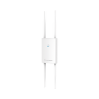 Punto de acceso para exterior Wi-Fi 802.11 ac 2.33 Gbps, Wave-2, MU-MIMO 4x4:4, de largo alcance con administración desde la nube gratuita o stand-alone.