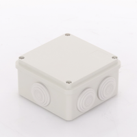 Caja Derivación-Conexión de Plástico (100 X 100 X 54 mm) con 7 Glándulas de Goma. Para Instalaciones Comerciales, Residenciales e Industriales. Incluye Tornillería para su Tapa.