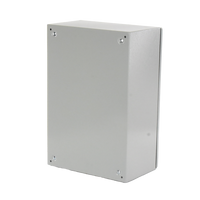 Gabinete Ventilado de Acero IP55 Uso en Exterior (400 x 600 x 250 mm) con Placa Trasera Interior Metálica y Compuerta Inferior Atornillable. Incluye Ventilador, Ventilas, filtros, Chapas y Llave T.