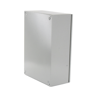 Gabinete Ventilado de Acero IP55 Uso en Exterior (500 x 700 x 250 mm) con Placa Trasera Interior Metálica y Compuerta Inferior Atornillable. Incluye Ventilador, Ventilas, filtros, Chapas y Llave T.