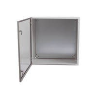 Gabinete de Acero IP66 Uso en Intemperie (600 x 600 x 300 mm) con Placa Trasera Interior Metálica y Compuerta Inferior Atornillable (Incluye Chapa y Llave T).