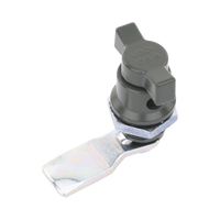 Cerradura de Medio Giro para Gabinetes Línea PST (Acero). Cuenta con Opción para Instalar Candado (no incluido).