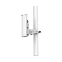 Antena Sectorial de 120° AirMetro con 16 dBi en Banda 5Ghz (5150-5850 Mhz) Slant 45° Compatibilidad Multi-Marca para enlaces Multipunto, Conectores SMA Hembra Inverso.