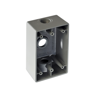Caja Condulet FS de 1" (25.4 mm ) con tres bocas una arriba y una atrás a prueba de intemperie.