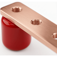 Barra Distribución Tierra Rack 19 in / Cobre 100% / 550A / Aisladores Rojos / 0.64 cm (0.25 in) / J-STD-607-A