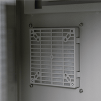 Gabinete Ventilado de Acero IP55 Uso en Exterior (593 x 609 x 399 mm) con Placa Trasera Interior Metálica y Compuerta Inferior Atornillable. Incluye Ventilador, Ventilas, filtros, Montaje Rack 19", Terminal de Tierra Física, Chapas y Ll