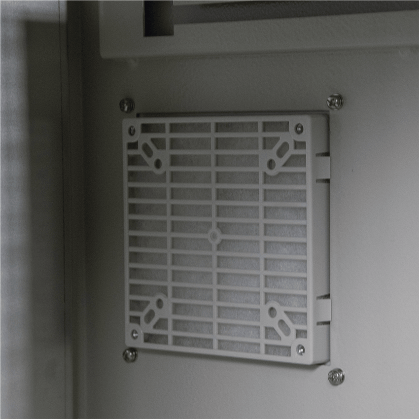 Gabinete Ventilado de Acero IP55 Uso en Exterior (593 x 609 x 399 mm) con Placa Trasera Interior Metálica y Compuerta Inferior Atornillable. Incluye Ventilador, Ventilas, filtros, Montaje Rack 19", Terminal de Tierra Física, Chapas y Ll