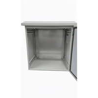 Gabinete Ventilado de Acero IP55 Uso en Exterior (593 x 609 x 399 mm) con Placa Trasera Interior Metálica y Compuerta Inferior Atornillable. Incluye Ventilador, Ventilas, filtros, Montaje Rack 19", Terminal de Tierra Física, Chapas y Ll