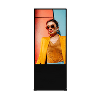 Pantalla de 55" 4K para Publicidad Digital / Base para Piso (Totem) / Gestión de Contenido y Control Centralizado