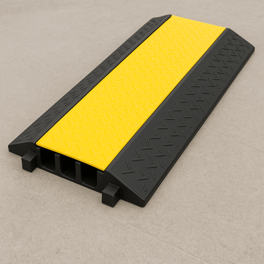 Protector de Cable de 3 Canales / Base de Goma y Tapa de Plástico / Tamaño del Canal 56x55MM / Capacidad de Carga 6.1 Toneladas / Longitud 90 cm / Ancho del Contorno 50 cm / Altura 7.5 cm / Color Amarillo-Negro / Material Hule