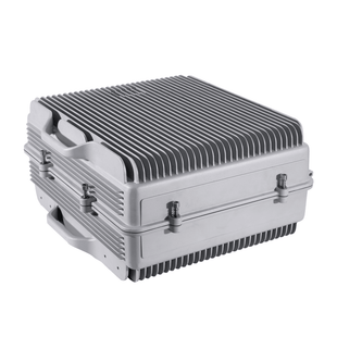 COBERTURA DE HASTA 5 km / Amplificador de Señal Celular / Banda 2, 1900 MHz. / 20 Watts de Potencia / Banda Ancha Multioperador / Protección Autoexcitación / Pantalla Interior para Monitoreo / Gabinete IP65.