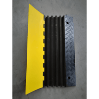 Protector de Cable de 5 Canales / Base de Goma y Tapa de Plástico / Capacidad 4.6 Toneladas / Canal 38x35MM / Longitud 90 cm / Amarillo y Negro
