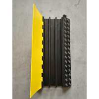 Protector de Cable de 3 Canales / Base de Goma y Tapa de Plástico / Tamaño del Canal 56x55MM / Capacidad de Carga 6.1 Toneladas / Longitud 90 cm / Ancho del Contorno 50 cm / Altura 7.5 cm / Color Amarillo-Negro / Material Hule