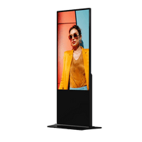 Pantalla de 55" 4K para Publicidad Digital / Base para Piso (Totem) / Gestión de Contenido y Control Centralizado